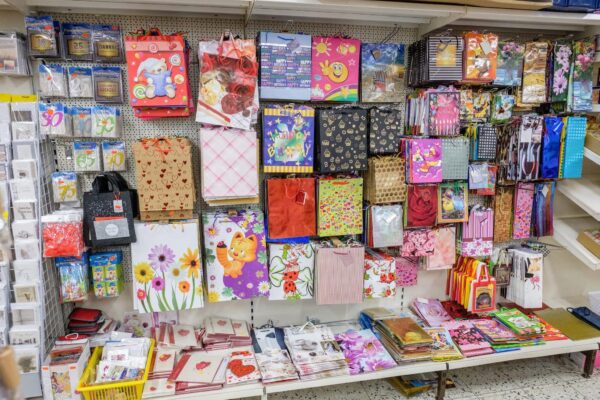 Geschenktüten und Schreibwaren