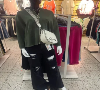 Komplettes Freizeit-Outfit: Khaki Hoodie, Distressed Jeans & Umhängetasche