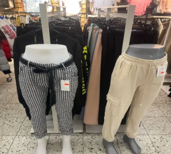 Schwarz-weiß karierte Hose
