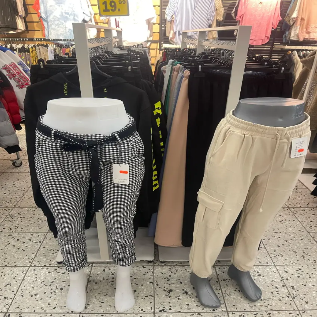 Schwarz-weiß karierte Hose